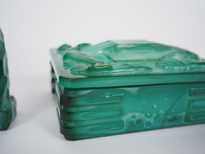 3 différents objets Art Déco en verre mêlé, à l'imitation de la malach