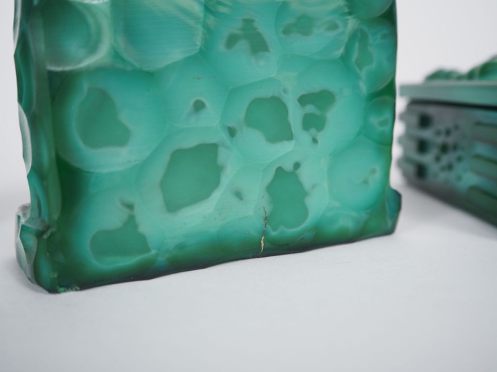 3 différents objets Art Déco en verre mêlé, à l'imitation de la malach
