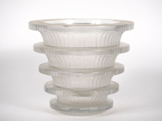 Vente aux enchères Vase de style Art déco en verre moulé, à décor de disques et de cannel