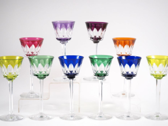 Vente aux enchères BACCARAT.  10 verres à vin du Rhin en cristal bicolore. Signés