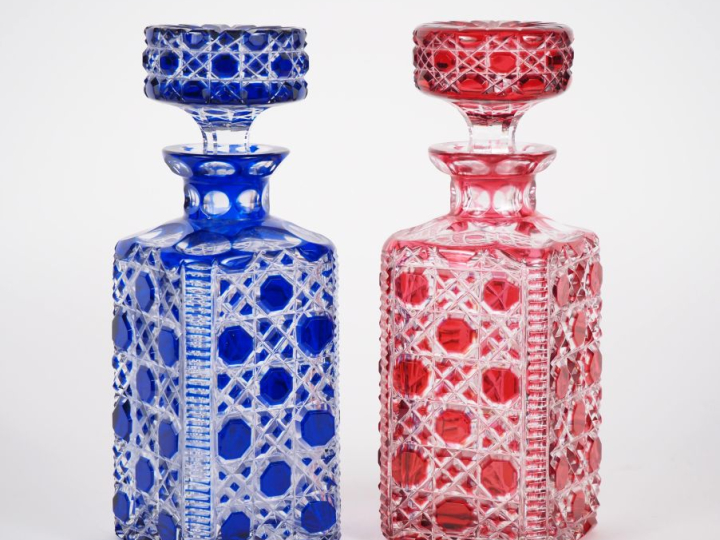 SAINT-LOUIS.  Paire de flacons en cristal bleu nuit, rubis et transluc