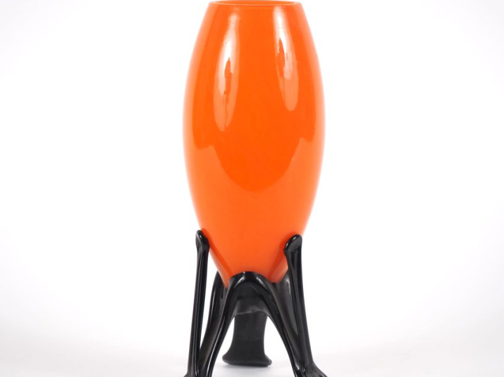 Vase ovoïde de style Art Déco en verre orange et noir, piétement tripo