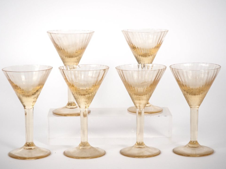 DAUM.  Suite de 6 verres en cristal ambré. Signés (égrenures)