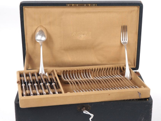 Vente aux enchères CHRISTOFLE,  Ménagère en métal argenté de style Art Déco comprenant : 