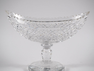 Vente aux enchères Coupe navette en cristal à décor de croisillons. (micro égrenures) Dim