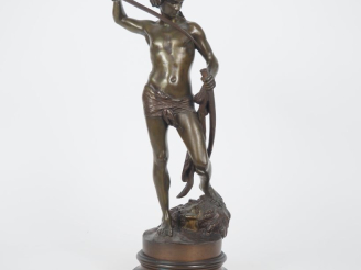 Vente aux enchères GOSSIN.  "David' Sculpture en bronze à patine brune Signée H. 43 cm