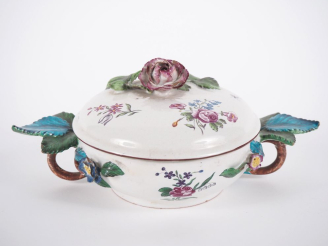 Vente aux enchères Bouillon couvert XIXème en faience fine, décor polychrome de fleurs et