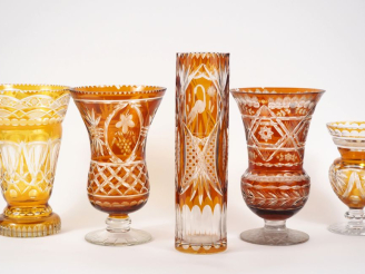 Vente aux enchères 5 différents vases en cristal ou verre ambré et translucide, à décor d