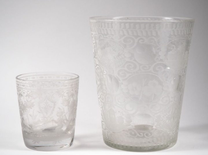 Mazagran en cristal gravé H. 11 cm  (micro égrenure) un vase en crista