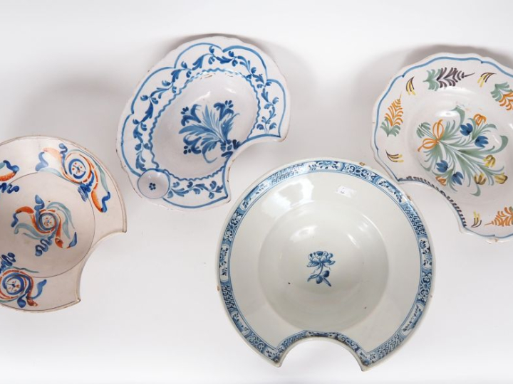 4 différents plats à barbe en faience XIXème. (petites égrenures)