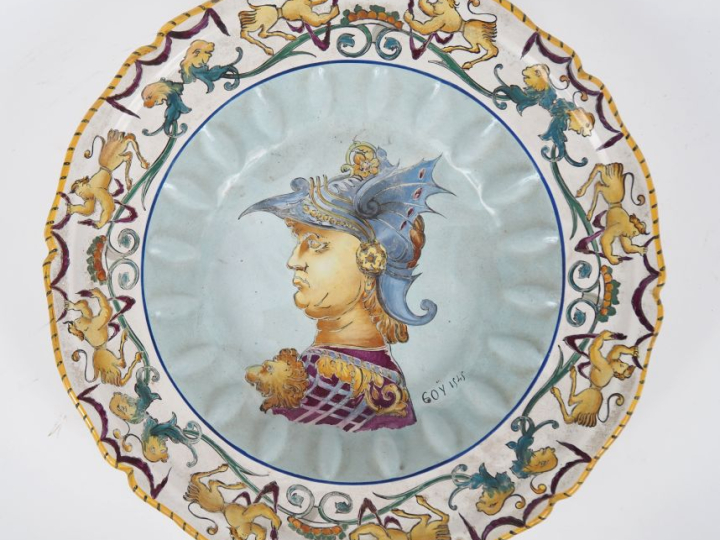 Grand plat creux de style Renaissance en faience polychrome, à décor d