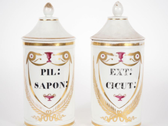 Vente aux enchères Paire de pots de pharmacie de style Empire en porcelaine de Paris, déc