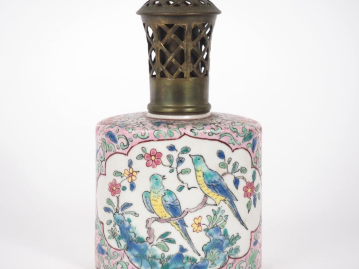 Lampe berger en porcelaine polychrome, décor de la Compagnie des Indes