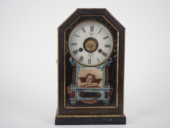 Pendule borne de style Louis XVI en bois noirci et fixé sous verre. Di