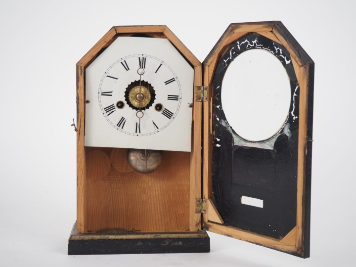 Pendule borne de style Louis XVI en bois noirci et fixé sous verre. Di