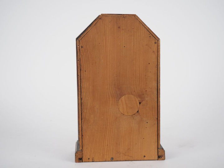 Pendule borne de style Louis XVI en bois noirci et fixé sous verre. Di