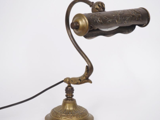 Vente aux enchères Lampe de bureau Art Nouveau en bronze et laiton à décor de fleurs.