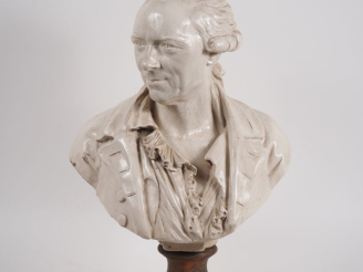 Vente aux enchères Sculpture en faïence "portrait d'homme de la fin du XVIIIème en buste"