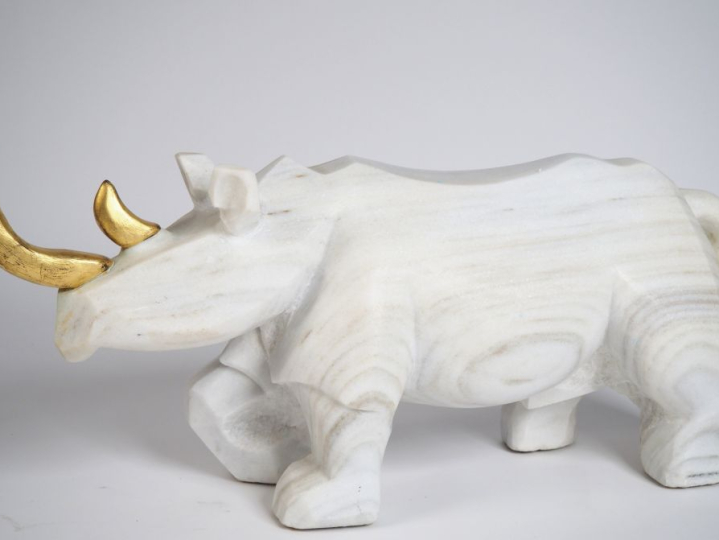 Ecole contemporaine.  "Rhinocéros".  Importante sculpture en pierre bl