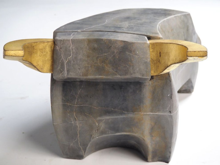 Ecole contemporaine.  "Taureau" Importante sculpture en pierre grise e
