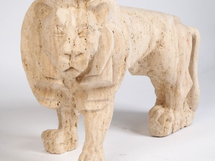 Ecole contemporaine. "Lion" Importante sculpture en pierre beige. Sign