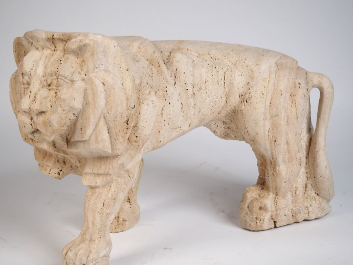 Ecole contemporaine. "Lion" Importante sculpture en pierre beige. Sign