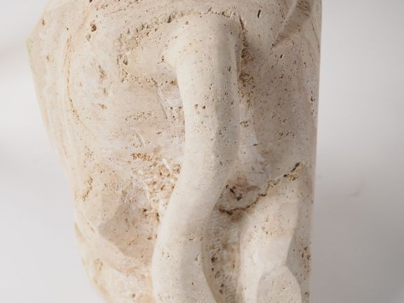 Ecole contemporaine. "Lion" Importante sculpture en pierre beige. Sign