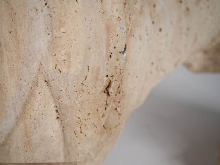 Ecole contemporaine. "Lion" Importante sculpture en pierre beige. Sign