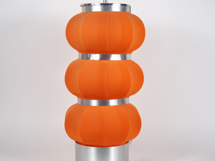 Lampe des années 70 en tissu orange et métal chromé. H. 62 cm