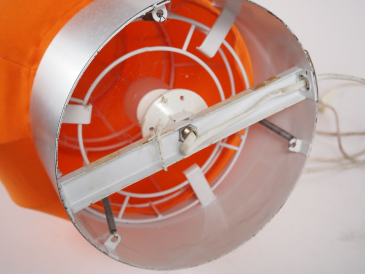 Lampe des années 70 en tissu orange et métal chromé. H. 62 cm