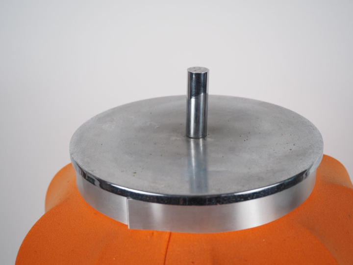 Lampe des années 70 en tissu orange et métal chromé. H. 62 cm