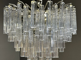 Vente aux enchères MURANO.  Lustre à pampilles en métal chromé et verre, éclairant à quat