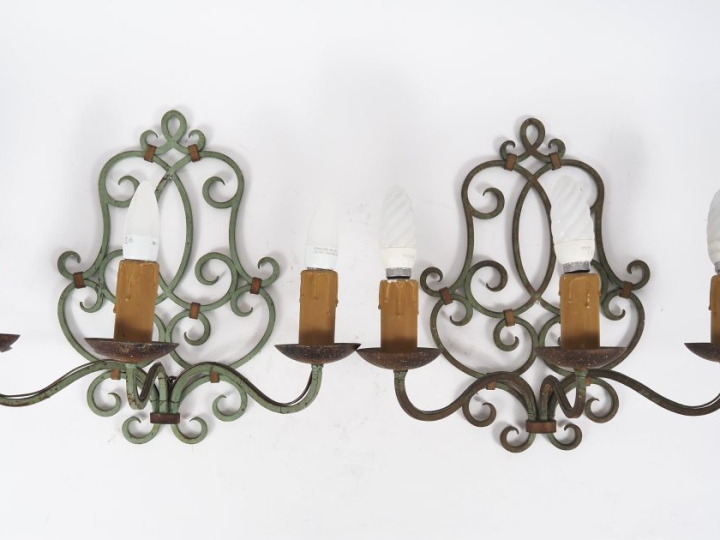 Suite de quatre appliques 1950 en fer forgé laqué vert et doré à décor