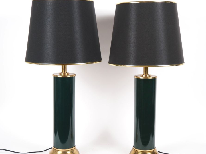 Paire de lampes de salon en céramique vert anglais et laiton. H. 51 cm