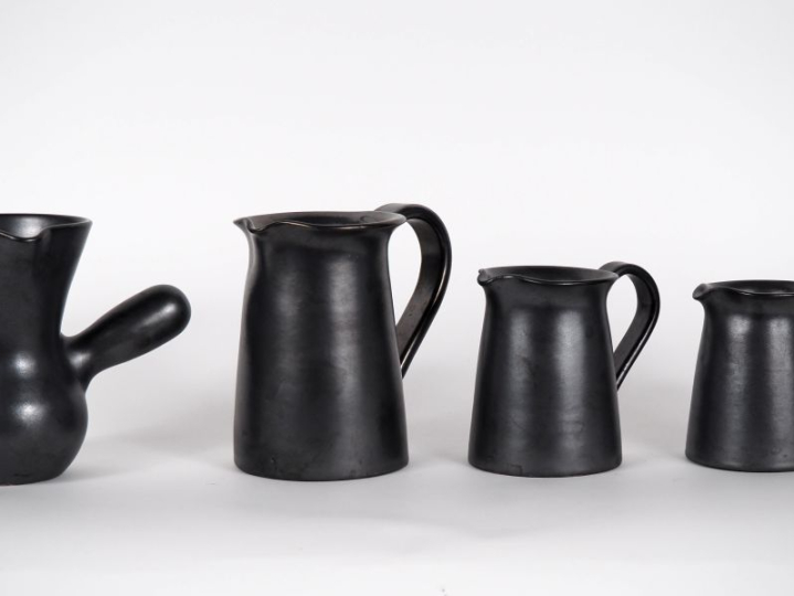 VALLAURIS.  Suite de quatre pièces de forme en céramique noire lustrée