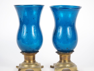 Vente aux enchères Paire de photophores en verre bleuté et bullé, piétement en laiton. H.