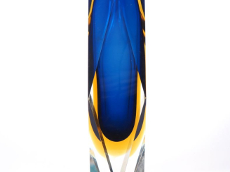 Vente aux enchères Vase 1960 en verre de Murano tricolore bleu, ambre et translucide. H. 