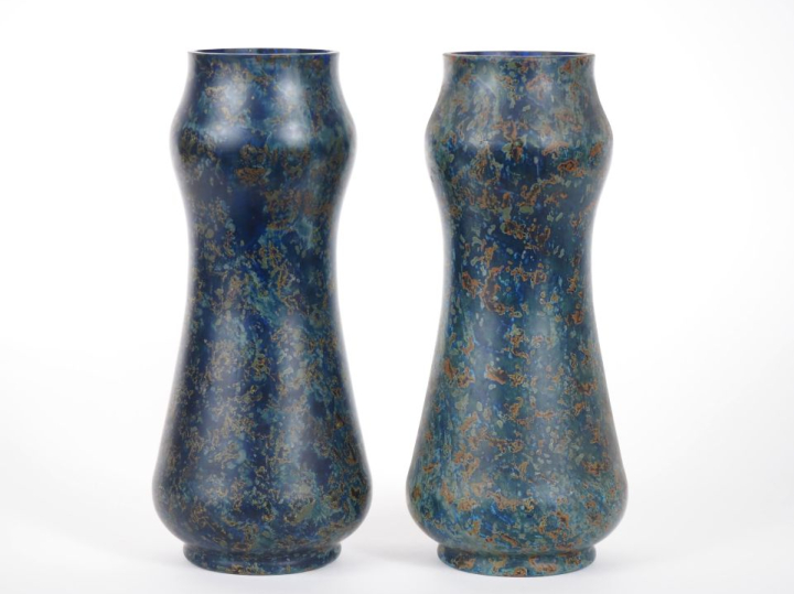 Paire de vases "diabolo" en verre polychrome vert et ocre. H. 23 cm