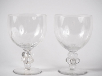 Vente aux enchères Suite de 6 grands verres à bourgogne en cristal, pied en forme de grap