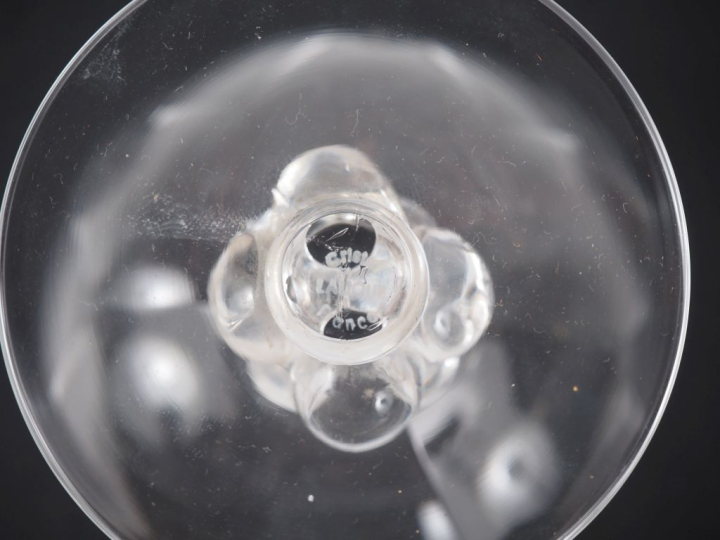 Suite de 6 grands verres à bourgogne en cristal, pied en forme de grap