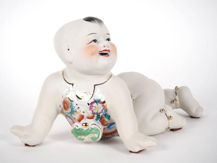 Sujet chinois en biscuit et porcelaine émaillée polychrome.  "bébé chi