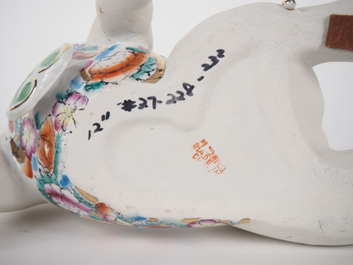 Sujet chinois en biscuit et porcelaine émaillée polychrome.  "bébé chi