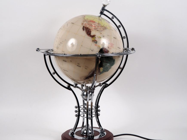 Globe terrestre moderne électrifié, monture en métal chromé. H. 70 cm 