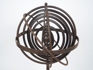 Vente aux enchères Sphère armillaire moderne en métal. H. 64 cm