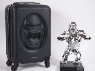 Vente aux enchères Richard ORLINSKI.  Enceinte et valise Kong Escape H. de la valise :  H