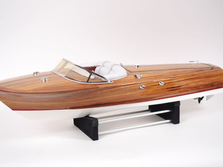 Maquette motorisée d'un hors-bord "Le Riviera". Dim. 80 x 26 cm