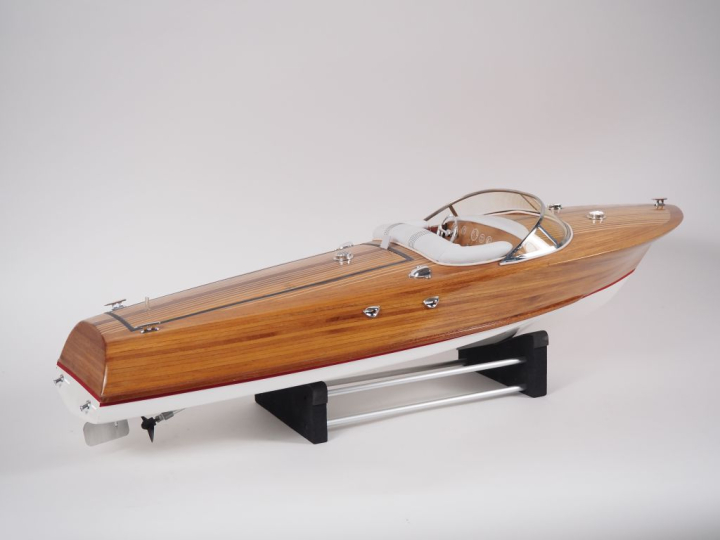 Maquette motorisée d'un hors-bord "Le Riviera". Dim. 80 x 26 cm