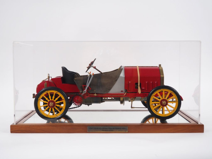 Reproduction du véhicule FIAT 130 HP F2, dans sa boite en plexi glass.
