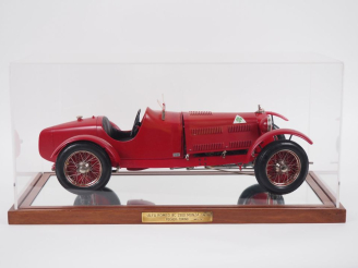 Vente aux enchères Reproduction du véhicule Alpha Roméo 8 C 2300, dans sa boite en plexi 