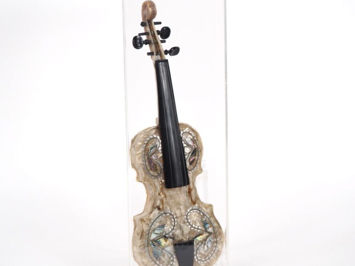 Dans un emboitage en plexi glass, boite à musique en composition à l'i